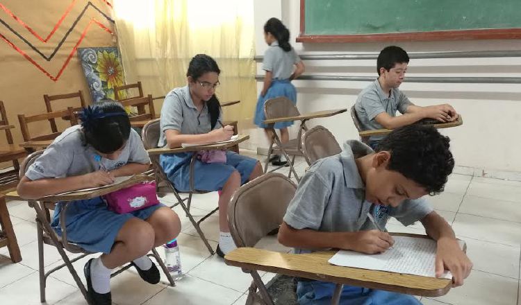 En sus colegios los niños se concentran y ponen su inventiva a trabajar para  redactar sus cuentos. Cortesía Inac