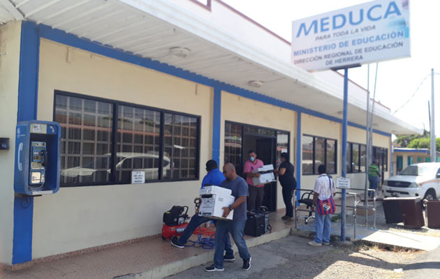 Los funcionarios se han mudado a otras oficinas debido a los inconvenientes de salud causados por la fumigación en la regional del Meduca. Foto/Thays Domínguez