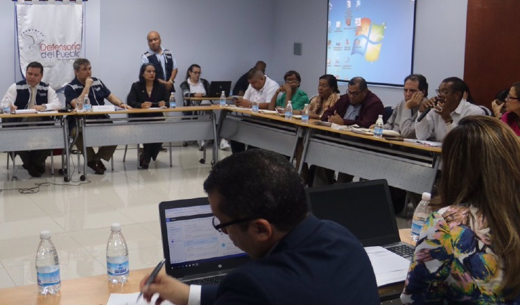 La cuarta mesa en la gestión del ministro Ricardo Pinzón se dio ayer en la Defensoría del Pueblo.  Cortesía