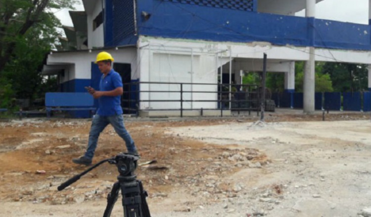 Los trabajos en escuelas provocan que estudiantes se expongan en lugares no aptos para dar clases. Archivo