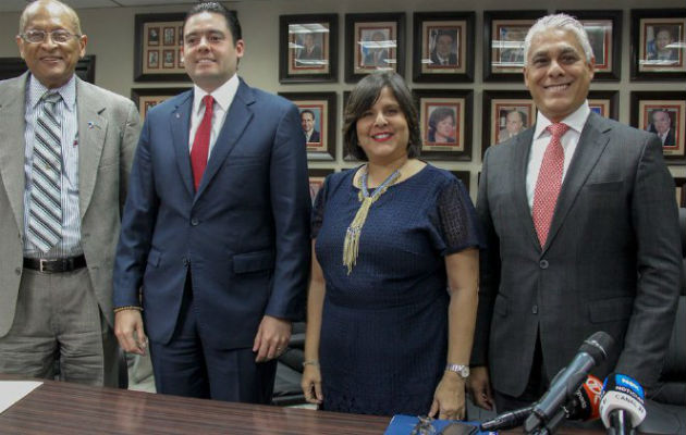 José Gabriel Carrizo, vicepresidente electo, y Eyda Varela de Chinchilla, ministra de Economía. Foto: MEF