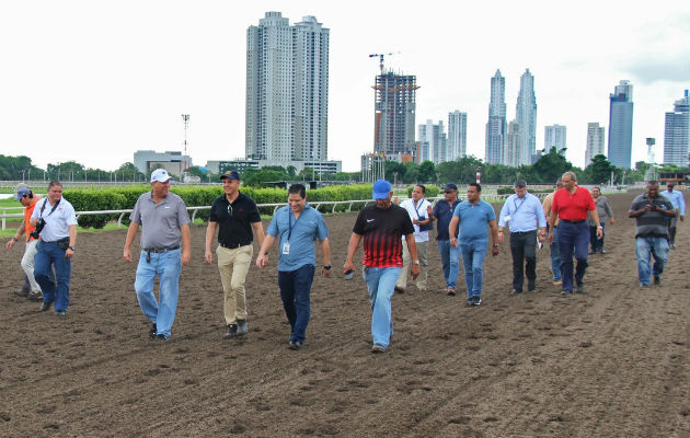  Las áreas visitadas fueron: pista, clínica veterinaria, establos, laboratorio de drogas, y demás infraestructuras.