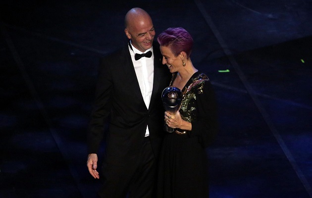 Infatino y Megan Rapinoe con el trofeo 'The Best'. Foto:AP