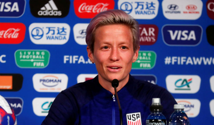 Megan Rapinoe atiende a la prensa. Foto EFE