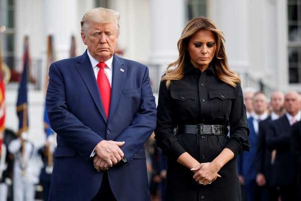 El presidente Donald Trump y su esposa Melania Trump, guardan un minuto de silencio por las víctimas de los ataques del 11 de septiembre de 2001. FOTO/AP