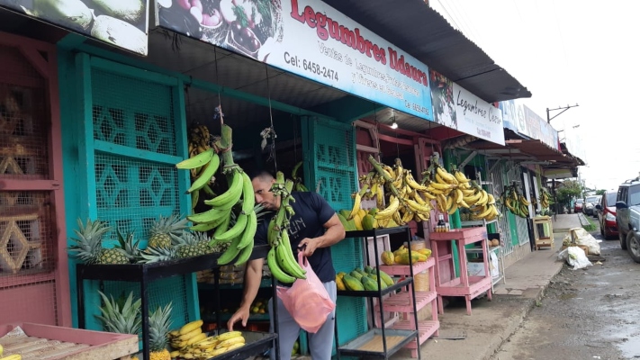  Las personas recorren los puestos buscando la cebolla, sin embargo es poco lo que pueden vender, debido a su alto precio.Foto/Thays Domínguez