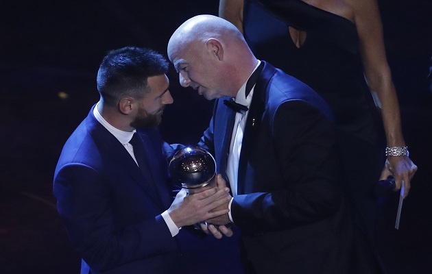 Lionel Messi del Barcelona recibe el premio 'The Best' por Gianni Infantino. Foto:AP