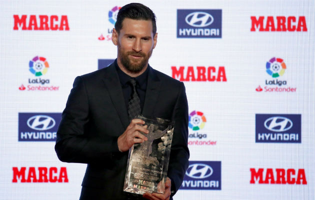 Leo Messi, recibe el trofeo Alfredo Di Stéfano al mejor jugador del año. Foto:EFE