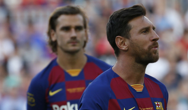 Leo Messi saluda a los fanáticos del Barcelona Foto  AP