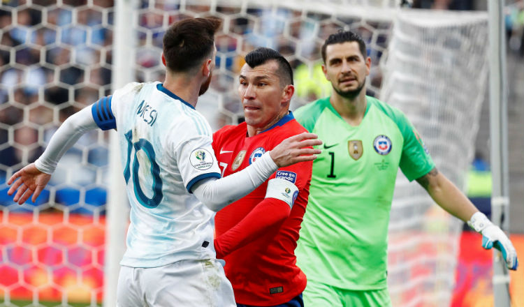 Messi y Medel se empujaron. Foto EFE