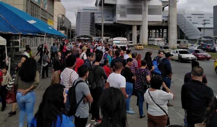 El servicio de metrobús llegó a rescatar a los usuarios, pero no fue suficiente. Foto de cortesía