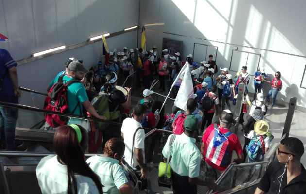 Peregrinos se toman estaciones de la Línea 1 del Metro de Panamá. Foto: Panamá América.