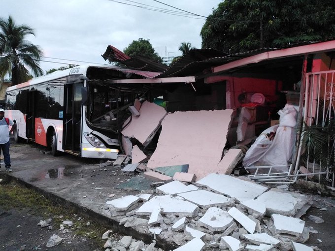 Ninguno de los habitantes de la residencia resultó herido, según Mi Bus. Foto: Mi Bus.