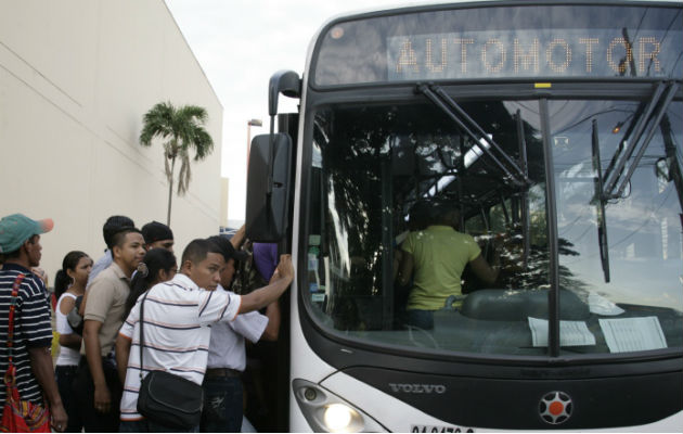 Usuarios del transporte  se quejan por la frecuencia irregular de los metrobuses.