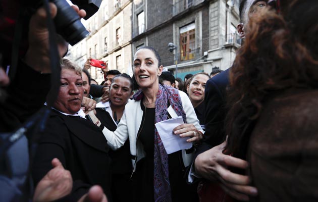 Claudia Sheinbaum, alcalde recién juramentado de la Ciudad de México, saluda a los ciudadanos. FOTO/AP