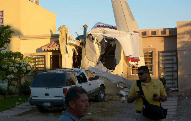  Policías ministeriales inspeccionan la zona del accidente en Culiacán (México). Foto: EFE