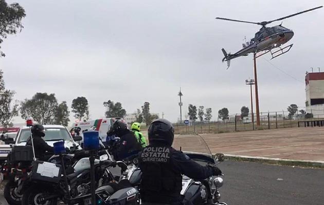 Elementos de rescate trasladan a lesionados en helicóptero, tras una explosión en el municipio de Tequisquiapan en la ciudad de Queretaro.  FOTO/EFE