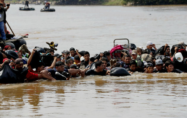  Integrantes de la segunda caravana de migrantes, en su mayoría hondureños, cruzan a pie el río Suchiate. EFE