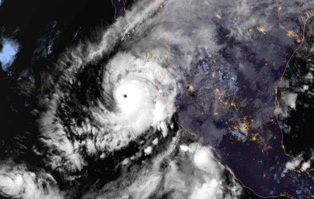 Esta imagen proporcionada por NOAA, muestra el huracán Willa en el Pacífico oriental, en un camino para estrellarse contra la costa occidental de México. AP