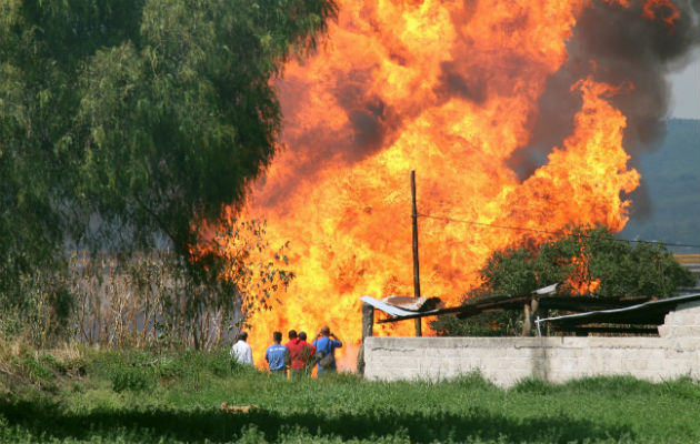 La explosión tuvo lugar cuando un equipo de operarios trabajaba en la zona, descartando así que se debiera a un acto de robo de combustibles.