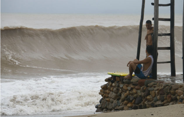 Grandes olas previo a la llegada del huracán Willa en Puerto Vallarta, estado de Jalisco (México). Foto: EFE. 