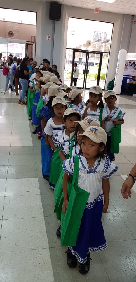 Niños de la Escuela Cerro Venado en la Comarca Ngäbe Buglé Muna visitan la Feria Internacional del Libro de Panamá vía el programa 