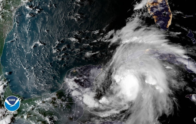 Una vista de la tormenta tropical Michael, abajo a la derecha, agitándose mientras se dirige hacia el Panhandle de Florida. AP