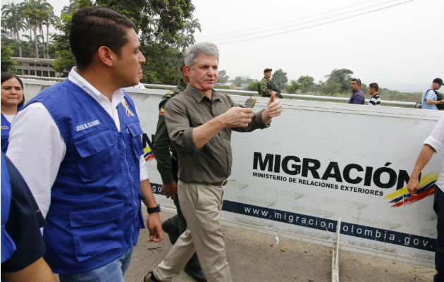 El senador estadounidense Michael McCaul (c) en visita al puente internacional Simón Bolívar, en la frontera entre Cúcuta (Colombia) y Venezuela. Foto: EFE.