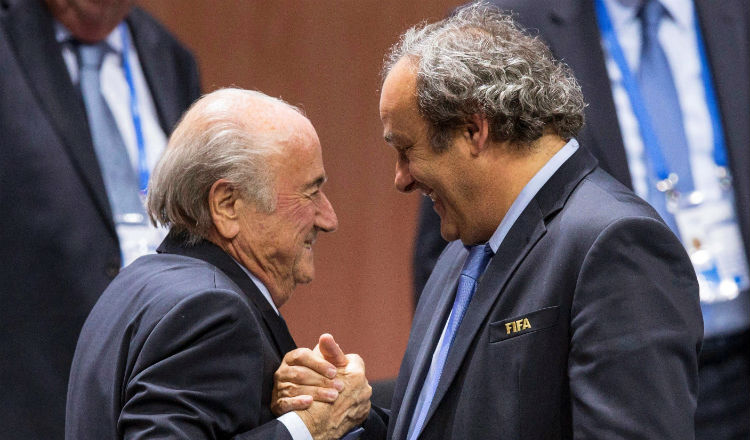 Michel Platini (derecha) junto a Blatter. Foto EFE