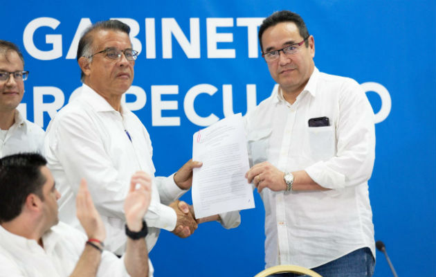 La Resolución fue entregada al presidente de la Asociación Nacional de Porcicultores (ANAPOR), Carlos Pitty al ministro Augusto Valderrama. Foto/Cortesía
