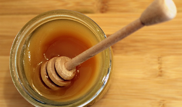 La miel tiene múltiples beneficios. Mayo Clinic recomienda no darla a bebés menores de un año Foto: Pixabay.