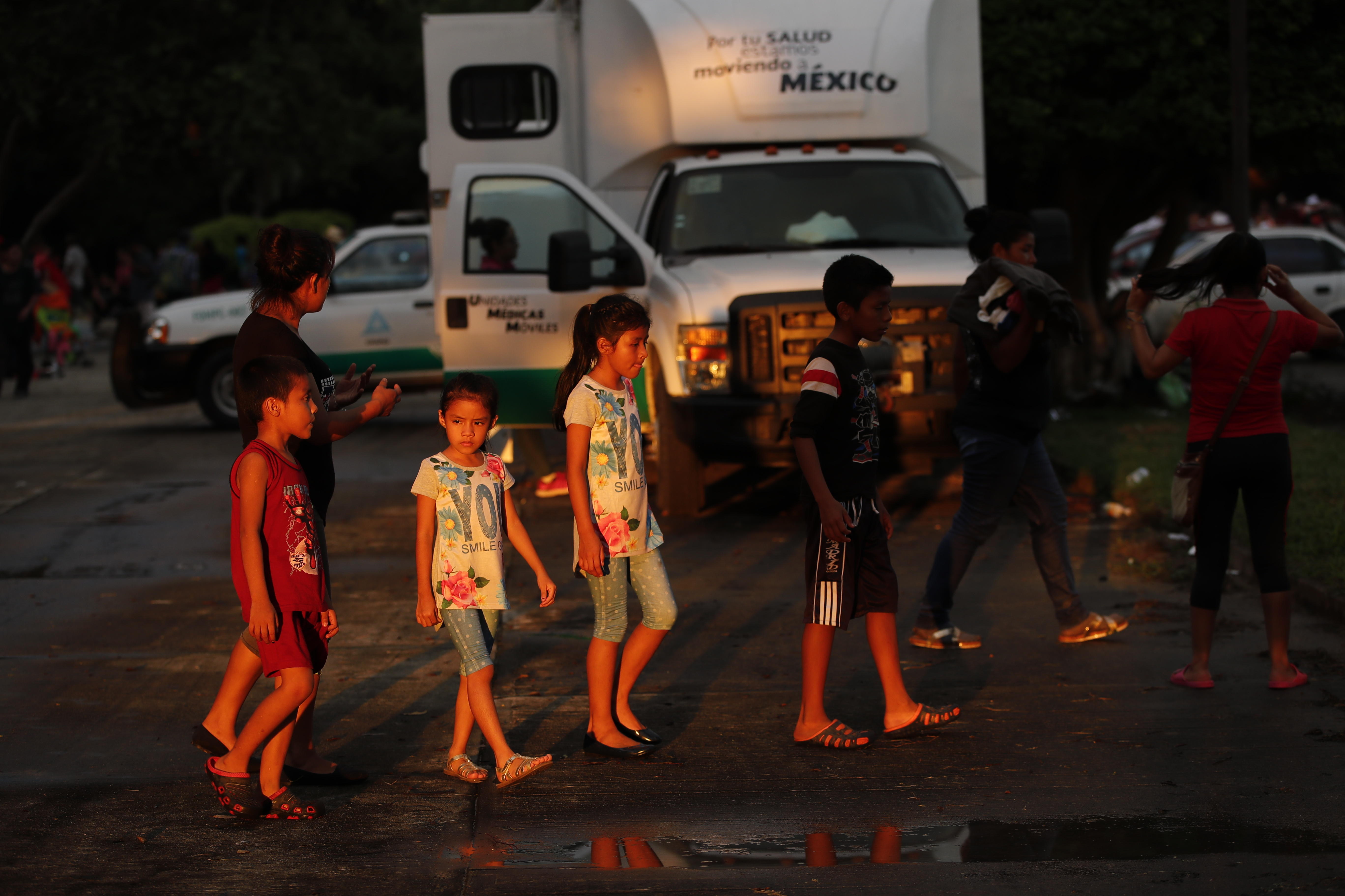 Más de 7.000 personas forman parte de la caravana de migrantes centroamericanos que avanza rumbo a Estados Unidos.  Foto/EFE