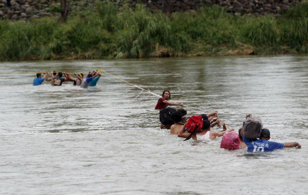 Decenas de migrantes hondureños cruzan a pie el río Suchiate, que separa a Guatemala de México. Foto/EFE