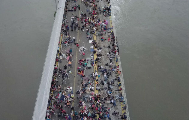 Miles de hondureños sobre el puente entre Guatemala y México. Foto/EFE