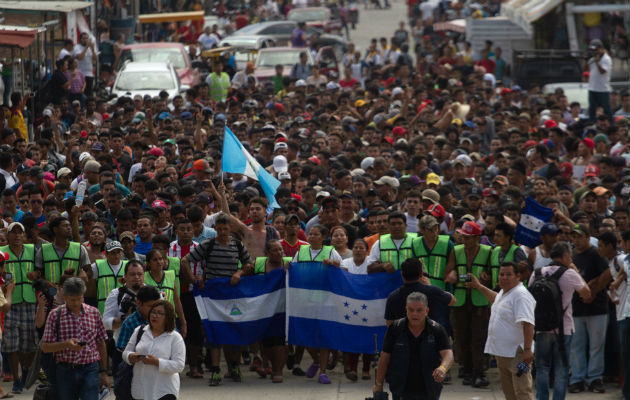 Migrantes hondureños emprenden su salida hacia la ciudad de Tapachula , trayecto obligado rumbo a su objetivo, Estados Unidos.  Foto/EFE