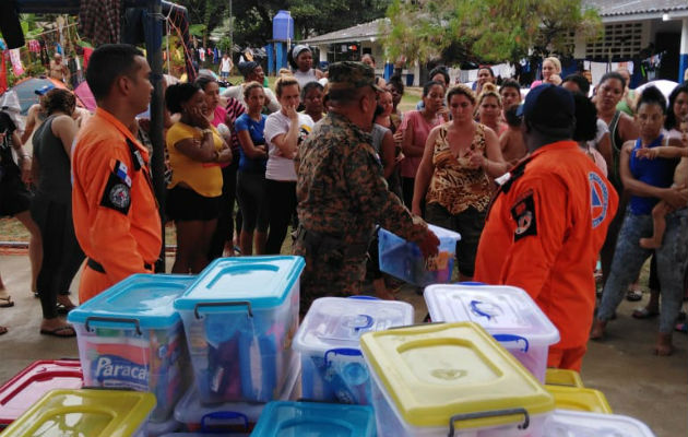 Autoridades tratan de controlar migración masiva de cubanos y africanos en Puerto Obaldía. Foto: Panamá América.