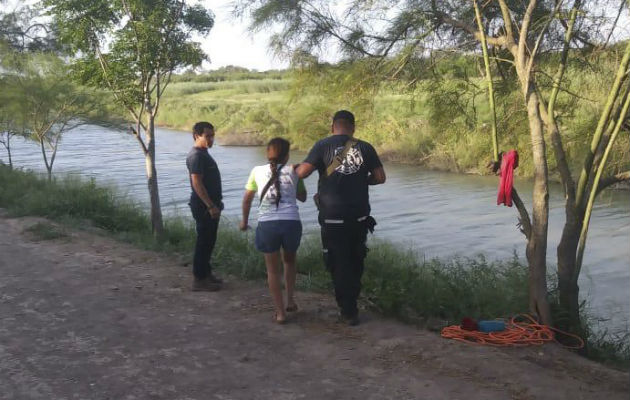 Tania Vanessa Ávalos de El Salvador es asistida por autoridades mexicanas tras la muerte de su esposo e hija. Foto: AP. 