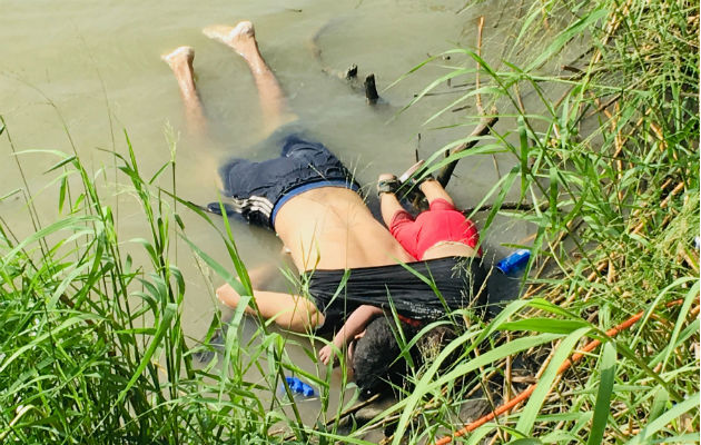 La foto de padre e hija ahogados evoca la del niño sirio muerto en el Mediterráneo. Foto: AP
