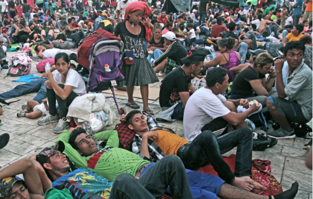 Migrantes hondureños descansan en la población de Huxtla, en el estado de Chiapas (México).  Foto/EFE