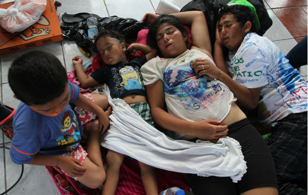 Migrantes hondureños durante un descanso en el jardín Hidalgo de Tapachula.  Foto/EFE