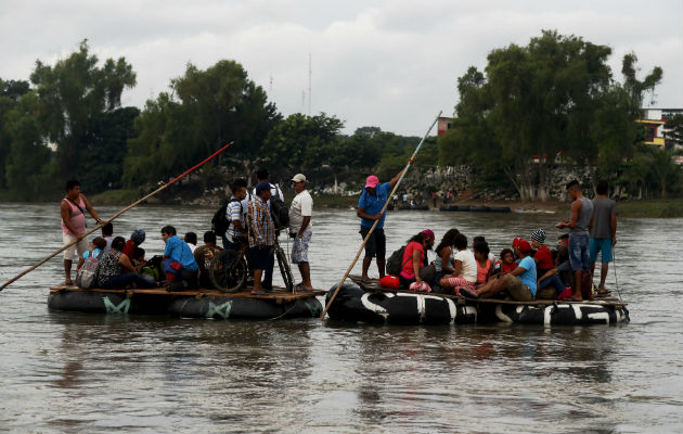 Migrantes decidieron pasar el río Suchíate hacia México en balsas que pasan ilegalmente.  Foto/EFE