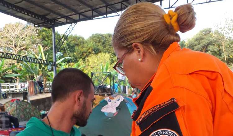 El Sinaproc subió fotos en Twitter sobre la atención brindada a un grupo de migrantes en la frontera. Foto: Twitter