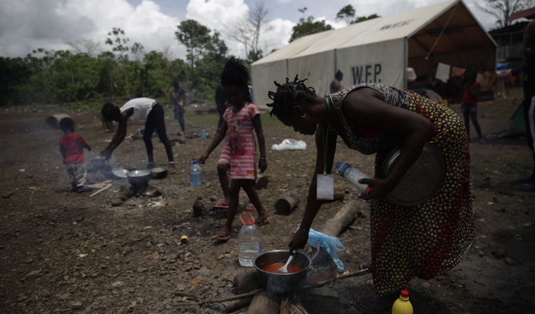 Durante la estadía de los migrantes en Panamá se les garantiza la atención médica y alimentación básica. Foto de EFE