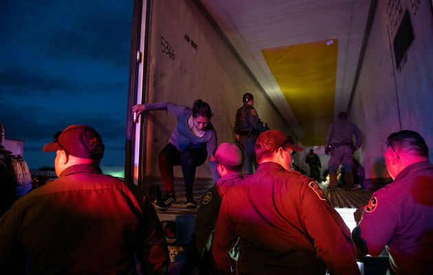 En el último año, el número de migrantes hallados escondidos en tractocamiones aumentó un 40 por ciento. Foto/ Lynsey Addario para The New York Times.