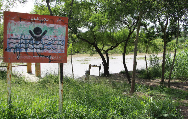 Vista del Río Bravo con anuncios preventivos por corrientes peligrosas en la ciudad de Reynosa, Tamaulipas. Foto: EFE.
