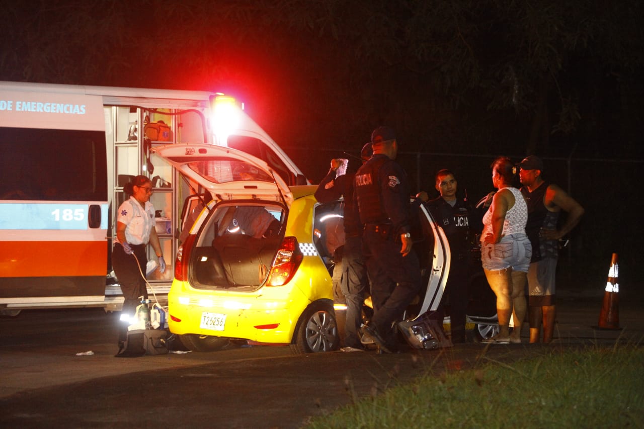 Hombre muere frente al cuarto de urgencias del Hospital San Miguel Arcangel. Foto: Alexander Santamaría.