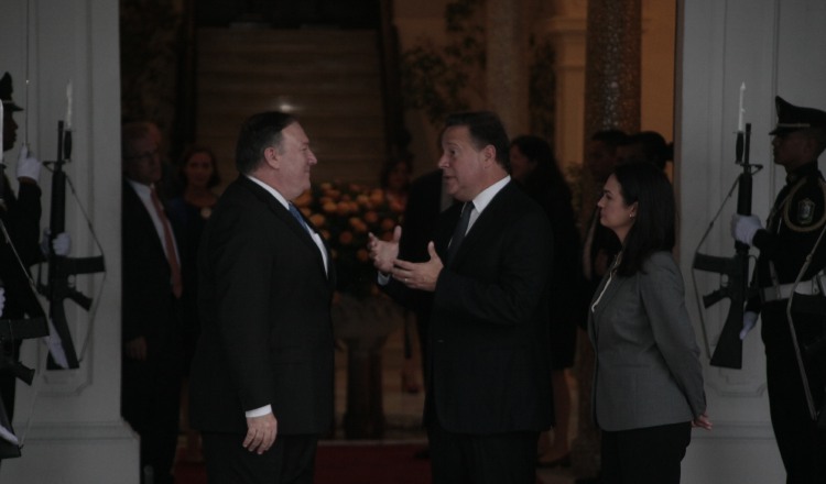 Solo 40 minutos duró la visita (incluyendo fotos y protocolo)  de Mike  Pompeo al Palacio de las Garzas.  Víctor Arosemena