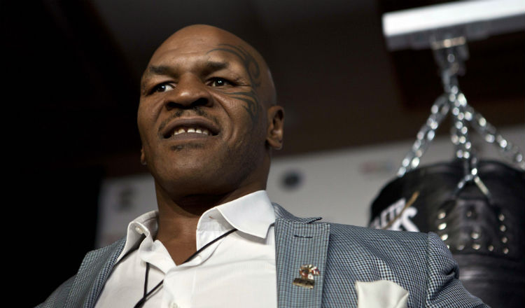 Mike Tyson fue campeón en varias organizaciones de boxeo. Foto AP