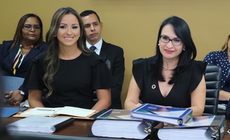 Milagros Ramos (izq.) junto con la ministra designada del Mides, Markova Concepción, durante la reunión de transición que se realizó el 13 de junio. 