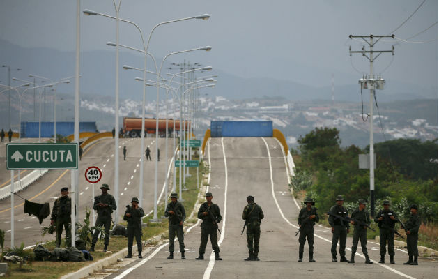 Militares venezolanos apostados en el paso de Tienditas. Foto: AP. 